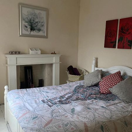 Stunning 2-Bed Apartment Above Schooners Bar Neath Bagian luar foto