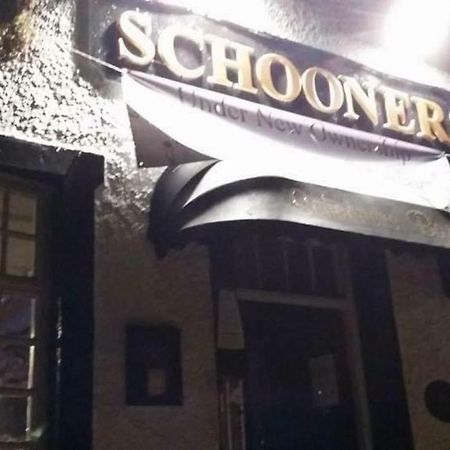 Stunning 2-Bed Apartment Above Schooners Bar Neath Bagian luar foto