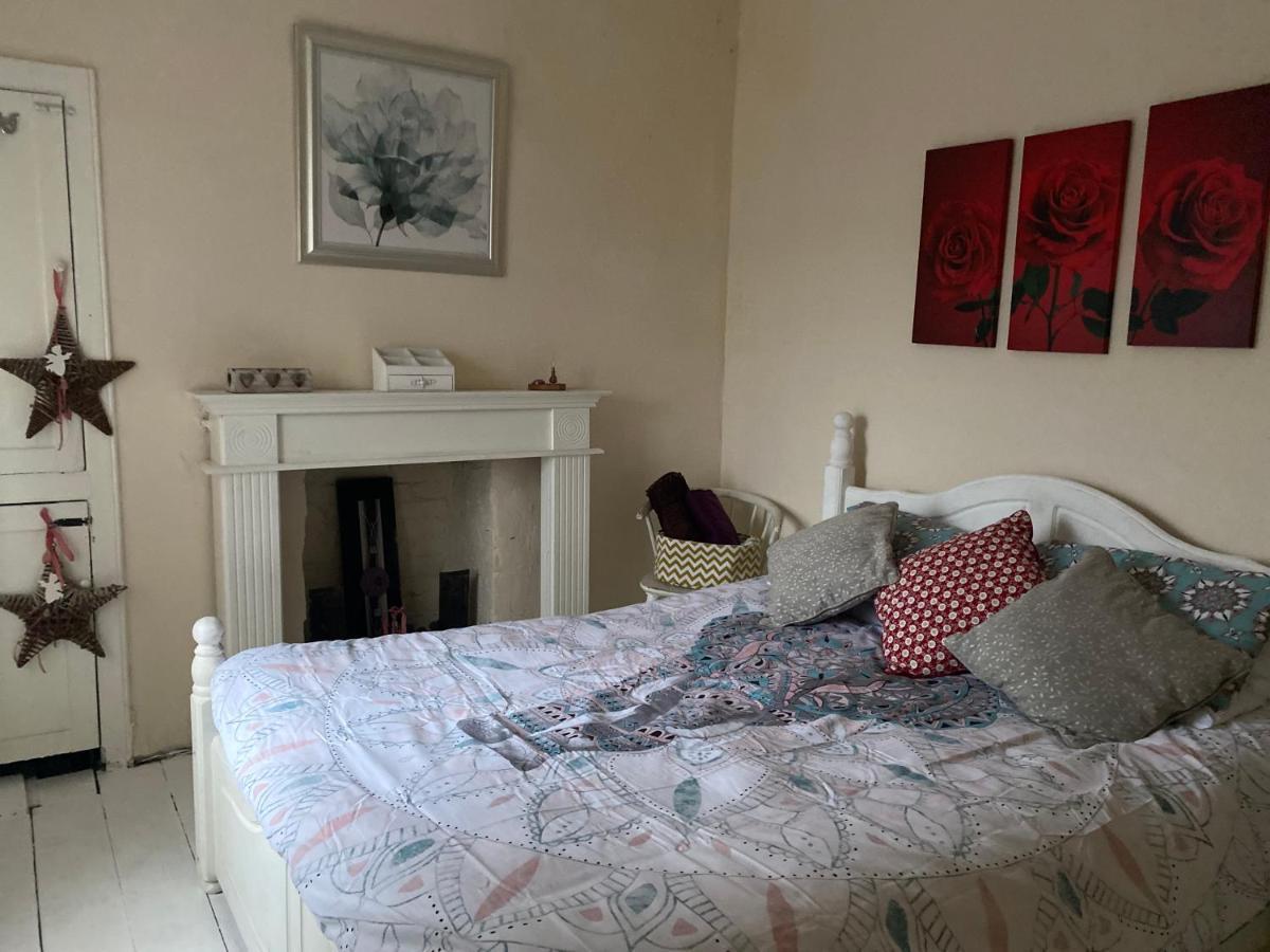 Stunning 2-Bed Apartment Above Schooners Bar Neath Bagian luar foto