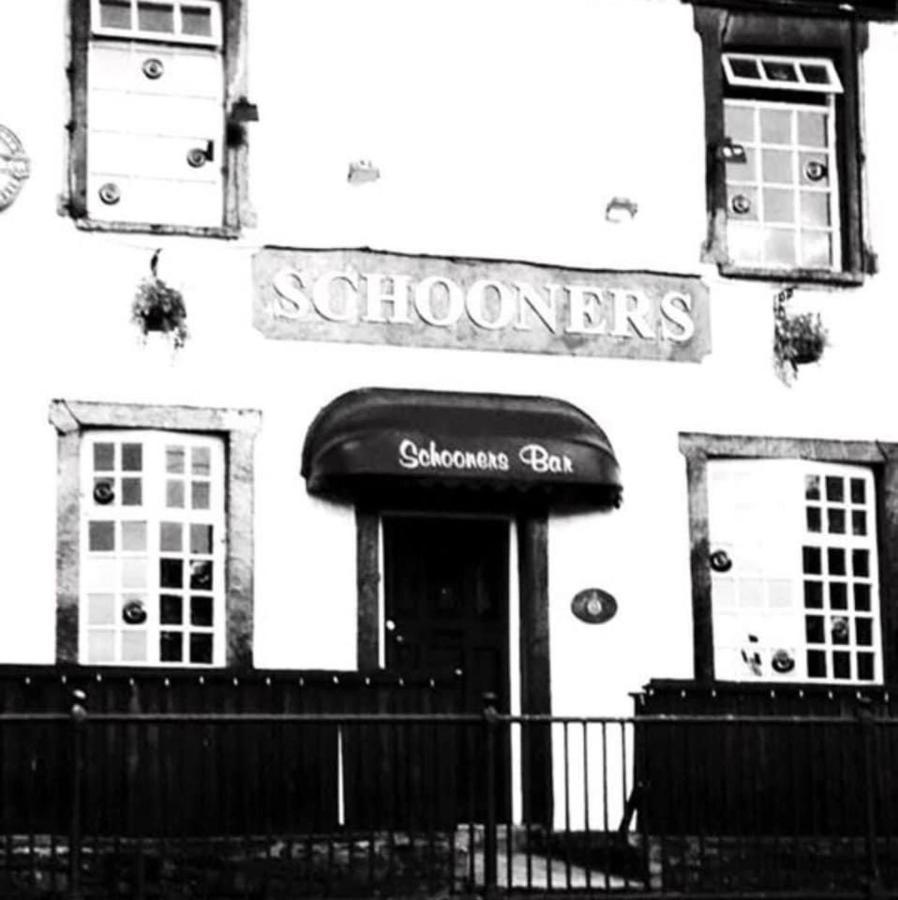 Stunning 2-Bed Apartment Above Schooners Bar Neath Bagian luar foto