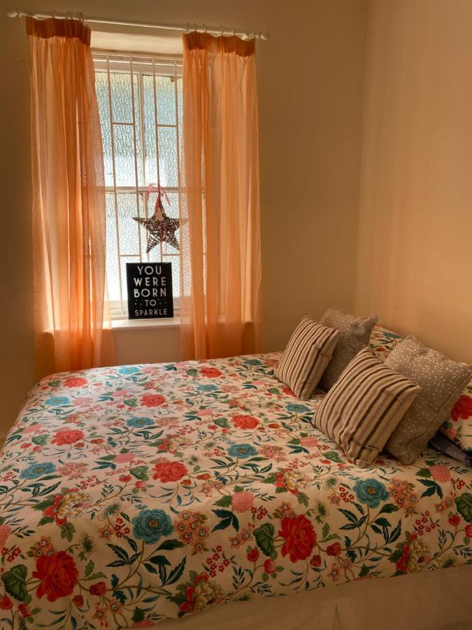 Stunning 2-Bed Apartment Above Schooners Bar Neath Bagian luar foto