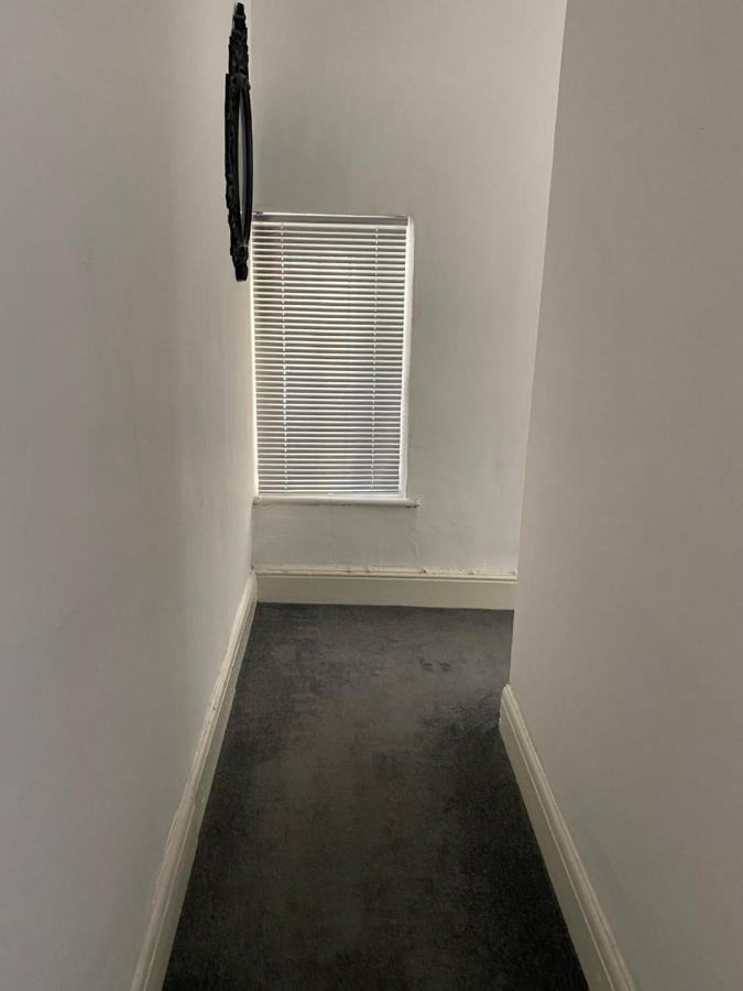 Stunning 2-Bed Apartment Above Schooners Bar Neath Bagian luar foto