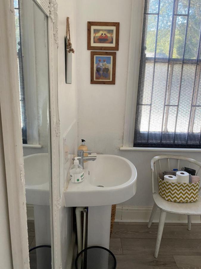 Stunning 2-Bed Apartment Above Schooners Bar Neath Bagian luar foto