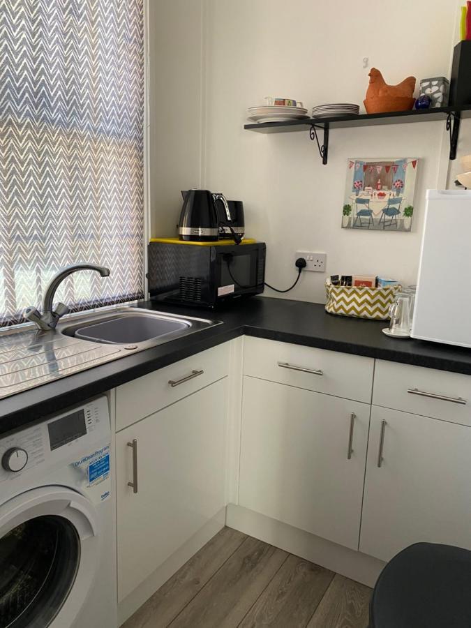 Stunning 2-Bed Apartment Above Schooners Bar Neath Bagian luar foto