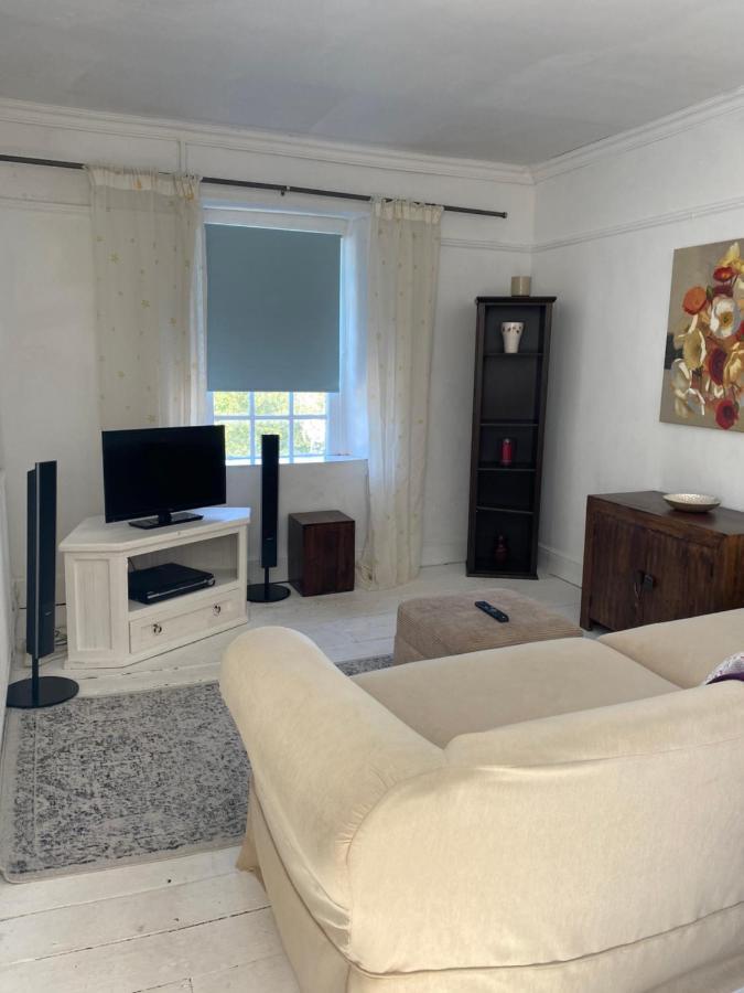 Stunning 2-Bed Apartment Above Schooners Bar Neath Bagian luar foto