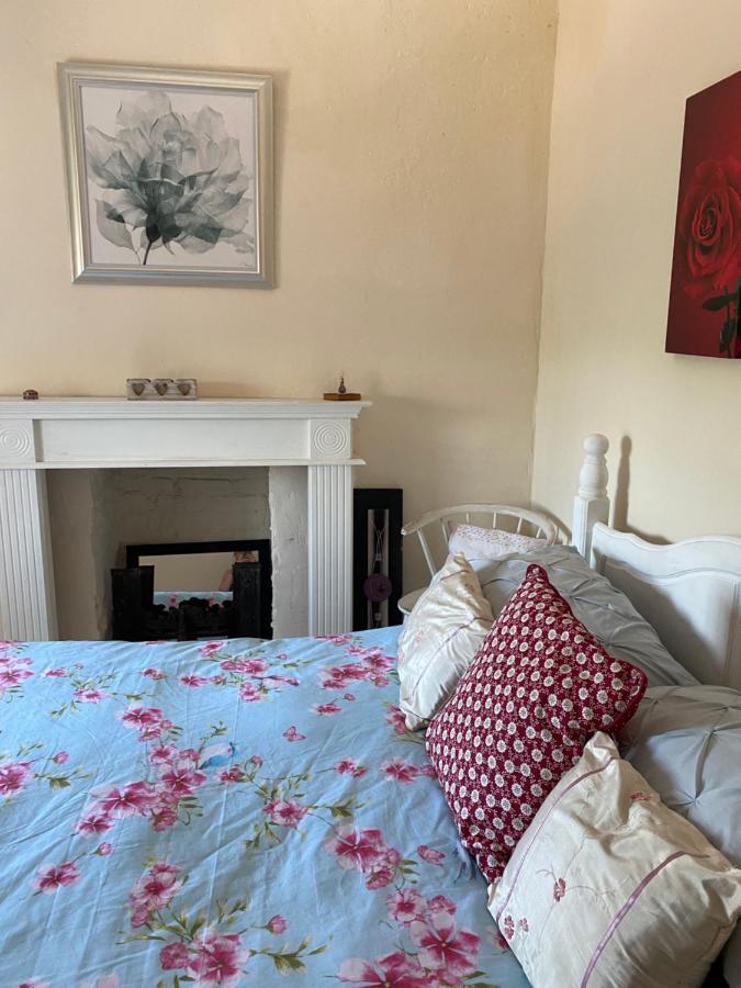 Stunning 2-Bed Apartment Above Schooners Bar Neath Bagian luar foto