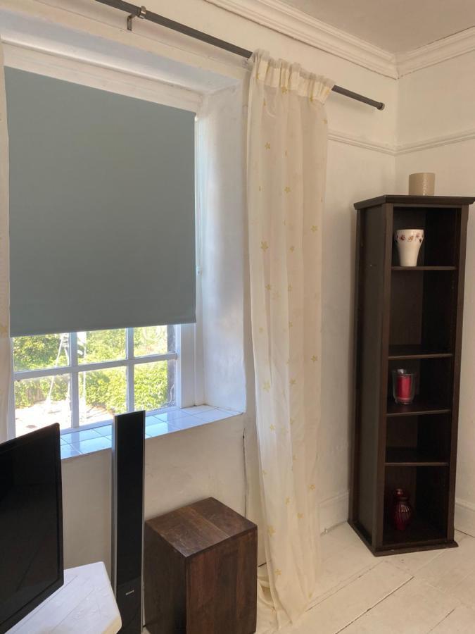 Stunning 2-Bed Apartment Above Schooners Bar Neath Bagian luar foto
