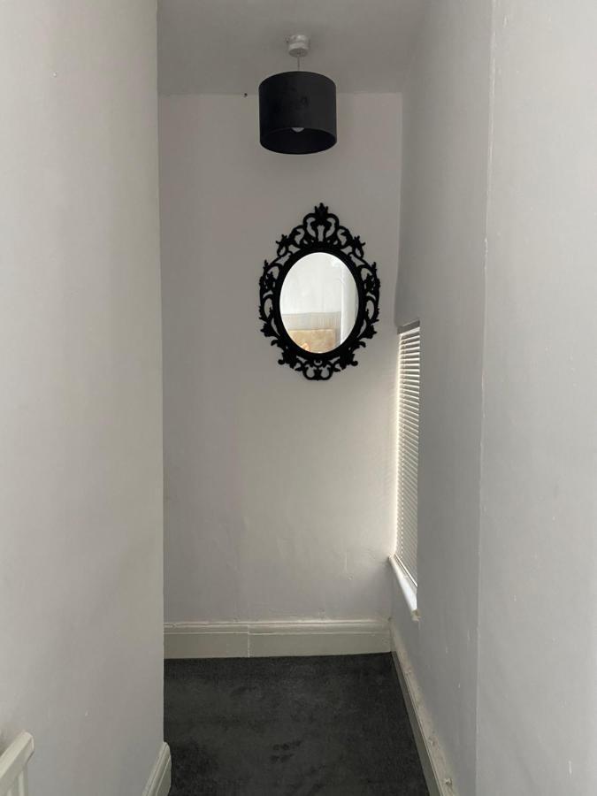 Stunning 2-Bed Apartment Above Schooners Bar Neath Bagian luar foto