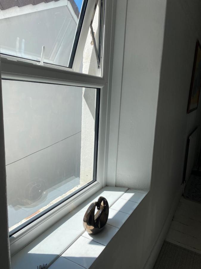 Stunning 2-Bed Apartment Above Schooners Bar Neath Bagian luar foto