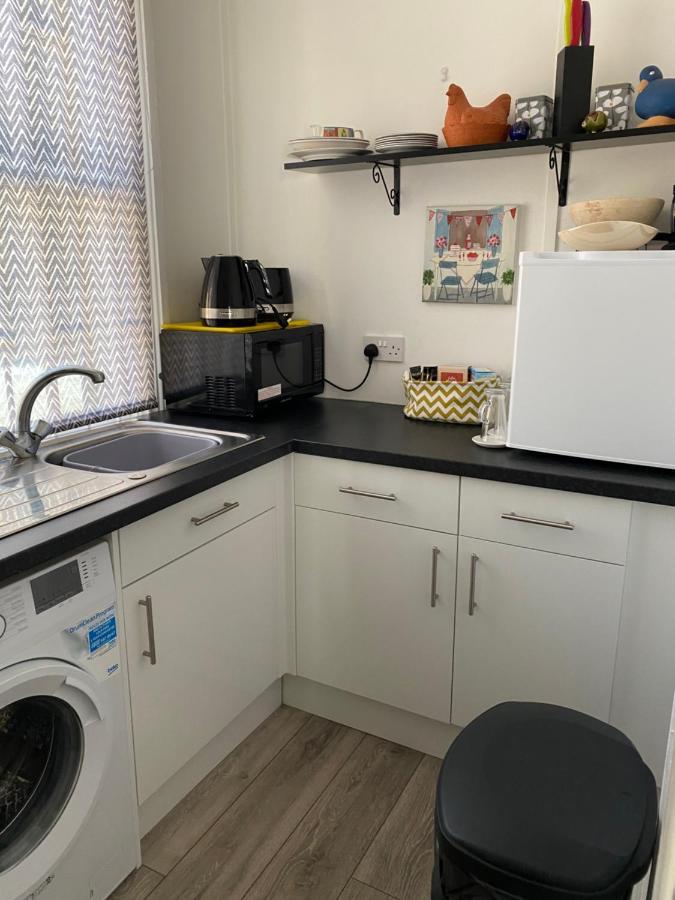 Stunning 2-Bed Apartment Above Schooners Bar Neath Bagian luar foto