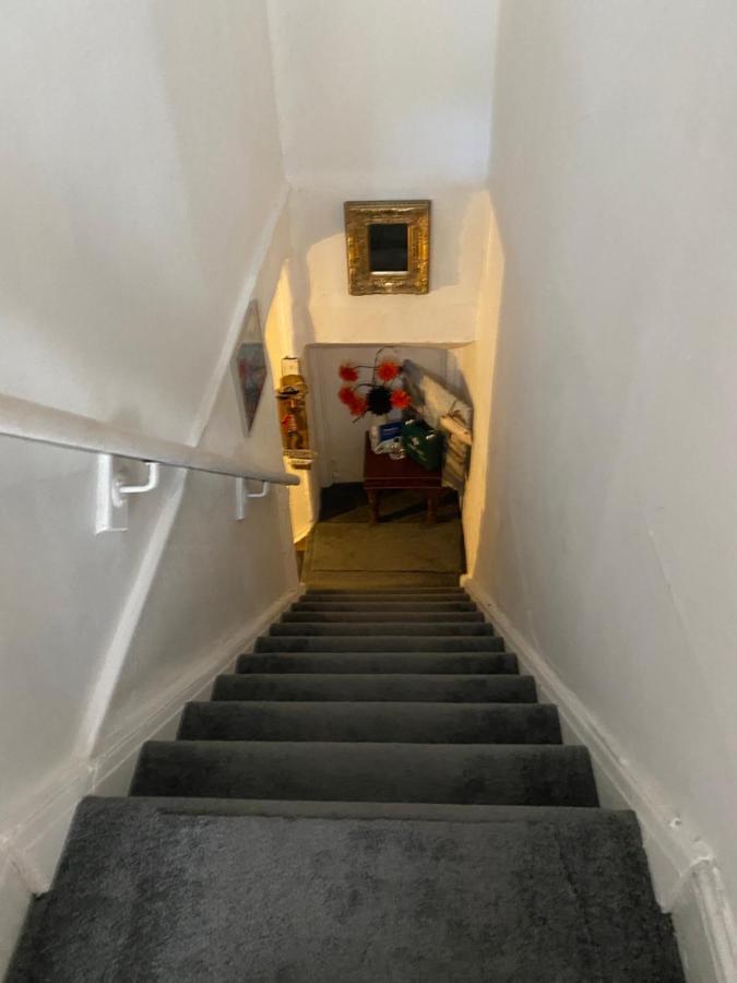 Stunning 2-Bed Apartment Above Schooners Bar Neath Bagian luar foto