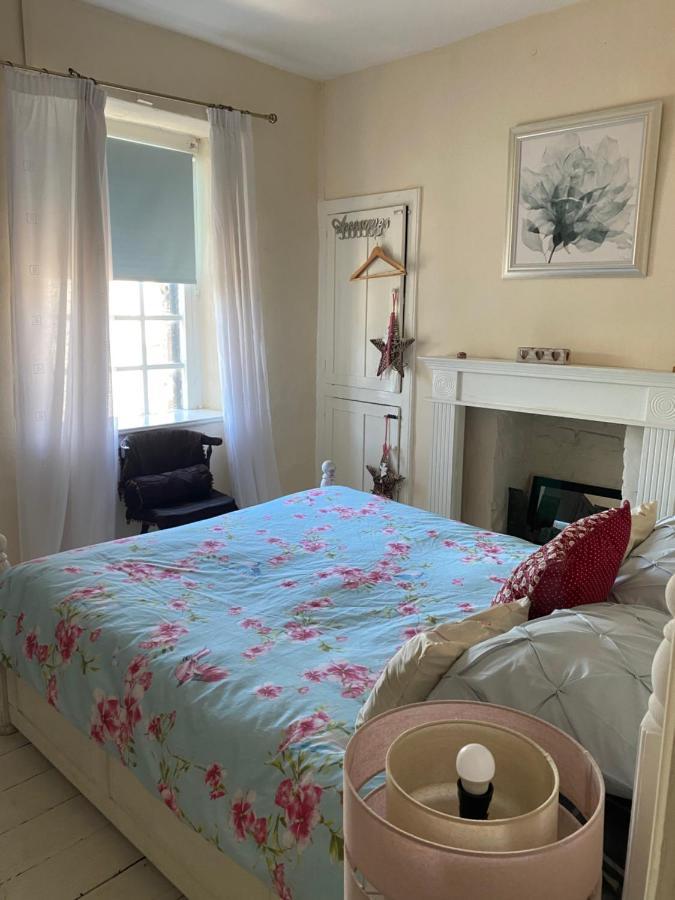 Stunning 2-Bed Apartment Above Schooners Bar Neath Bagian luar foto