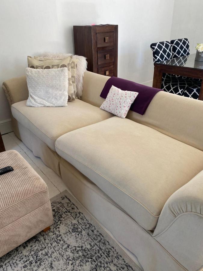 Stunning 2-Bed Apartment Above Schooners Bar Neath Bagian luar foto