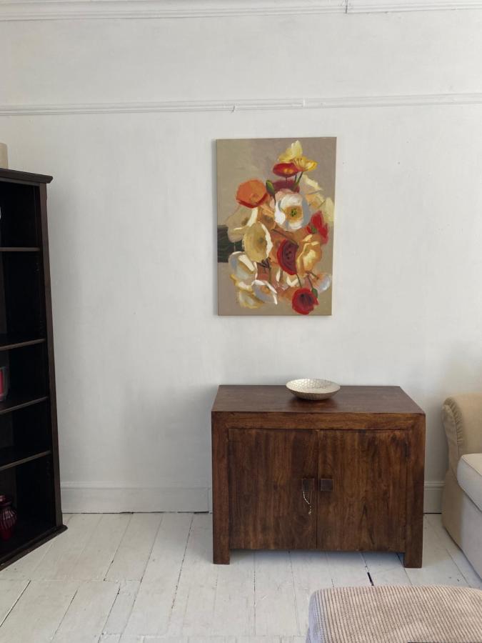 Stunning 2-Bed Apartment Above Schooners Bar Neath Bagian luar foto