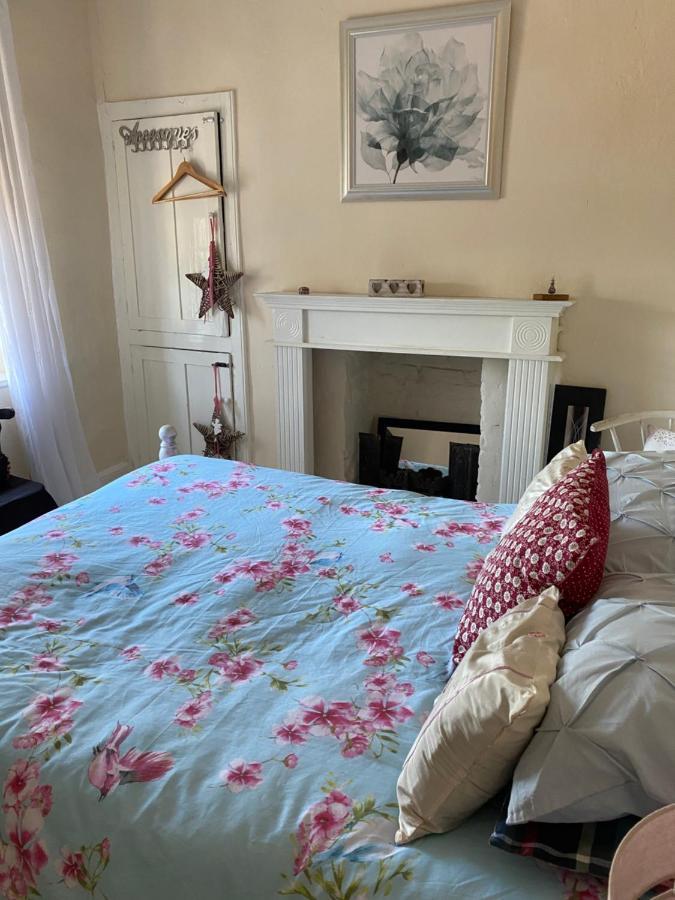 Stunning 2-Bed Apartment Above Schooners Bar Neath Bagian luar foto